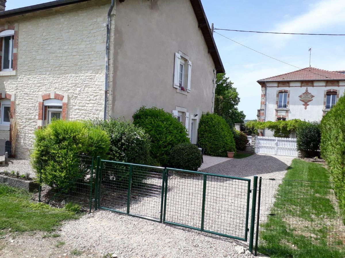 Gite Aux Lauriers Lacroix-sur-Meuse Bagian luar foto